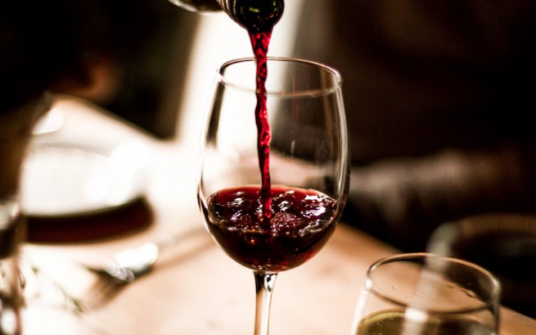 ¿Tomar vino tinto podría reducir la gravedad del coronavirus?