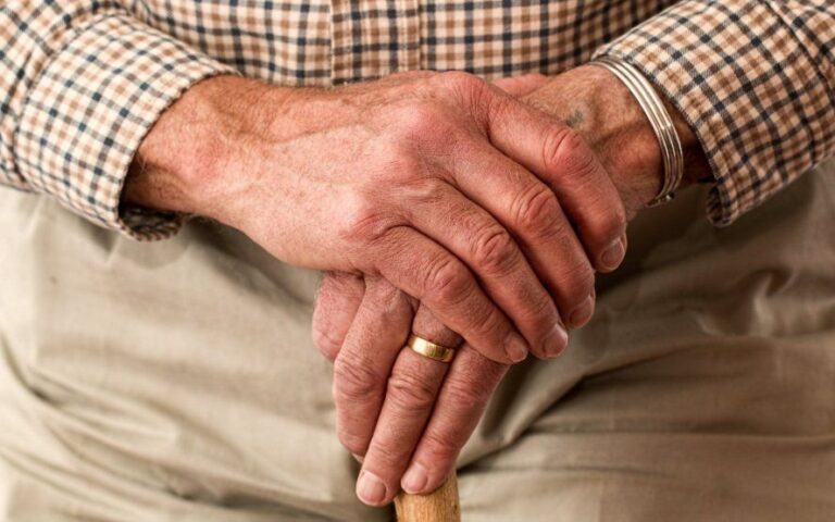 Reglamentan la emergencia sanitaria en geriátricos