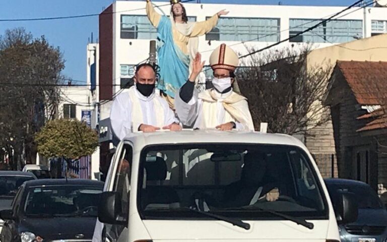 El obispo Mestre de Mar del Plata se recuperó de Covid y encabezó una procesión