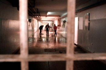 alertan que la superpoblacion en las comisarias de la provincia se acerca el 300%