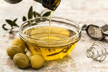 La Anmat prohibió la comercialización de tres aceites de oliva que se encontraban falsamente rotulados