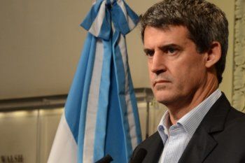 ?por el chori y la coca?: el extrano mensaje ?antigrieta? de prat gay