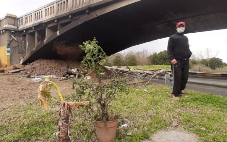 “Me dejaron a la intemperie”: vive bajo un puente y le prendieron fuego su casa