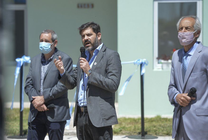El jefe de Gabinete bonaerense, Carlos Bianco, entregó 9 viviendas en Laprida.
