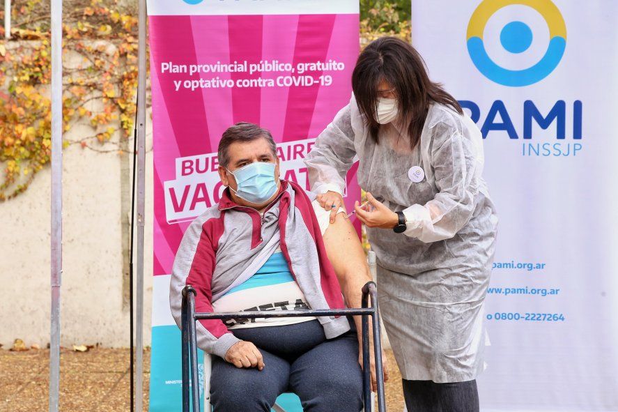 Junto con el PAMI, la Provincia llevó la campaña de vacunación a las residencias de adultos mayores.