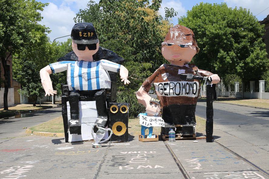 Con personajes clásicos y actuales, la ciudad de La Plata se prepara para la quema de muñecos, una tradición que se repite todos los años.