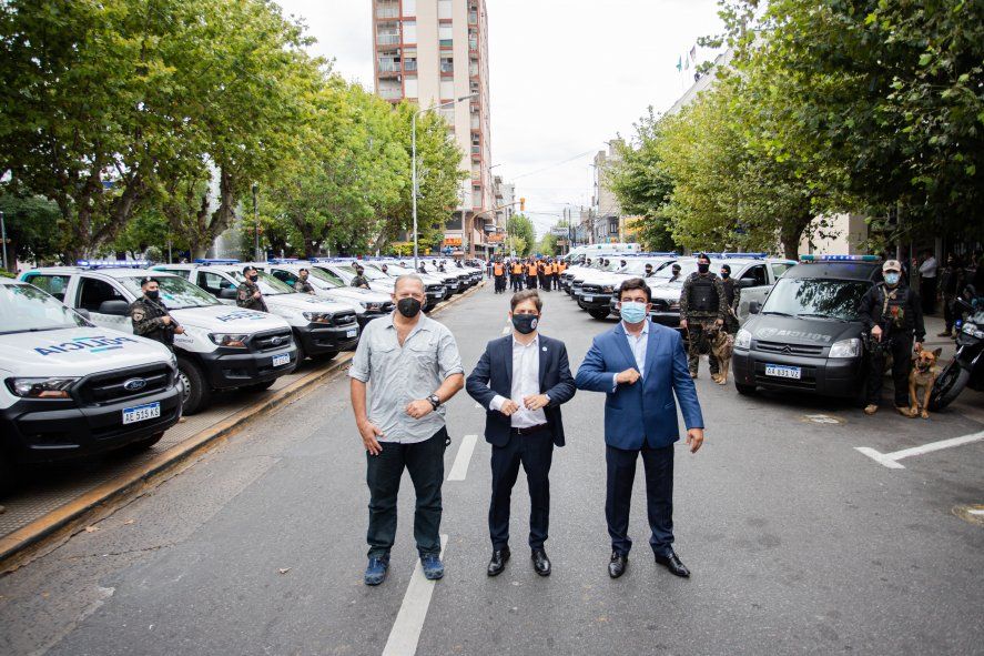 Fernando Espinoza con Sergio Berni y Axel Kicillof en La Matanza