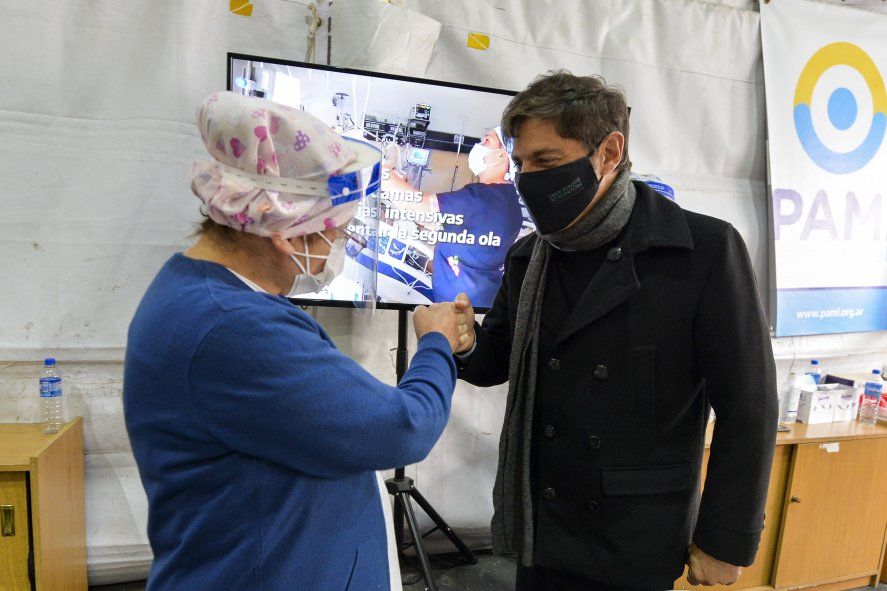 Axel Kicillof, desde un vacunatorio en Hurlingham, anunció la nueva línea de créditos del Banco Provincia para enfermeros y enfermeras.