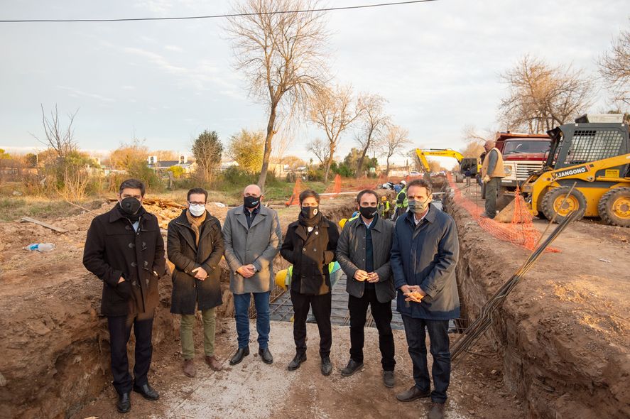 Axel Kicillof y Gabriel Katopodis durante la recorrida por General Pinto