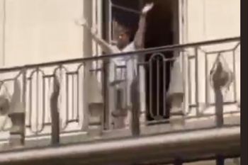 axel kicillof salio al balcon para saludar a una joven recien recibida