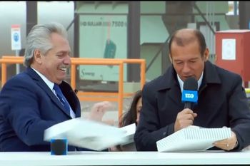 viento, regalos y sucundum: alberto fernandez en el acto de ypf