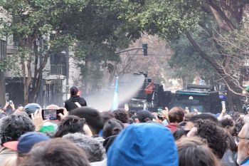 La Policía de la Ciudad reprimió con camiones hidrantes.