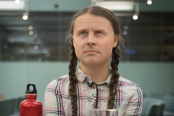 el meme de emmanuel macron con trencitas a lo greta thunberg