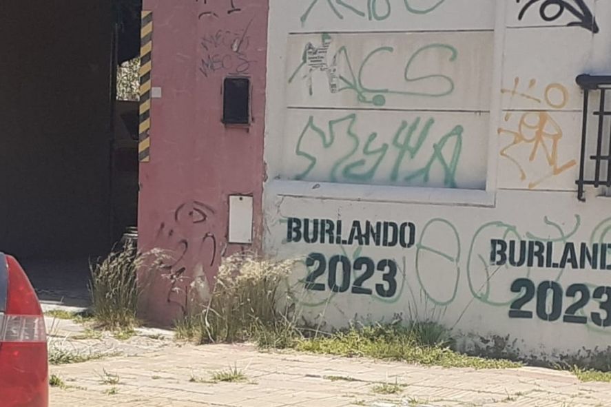 Las pintadas en La Plata que rezan 