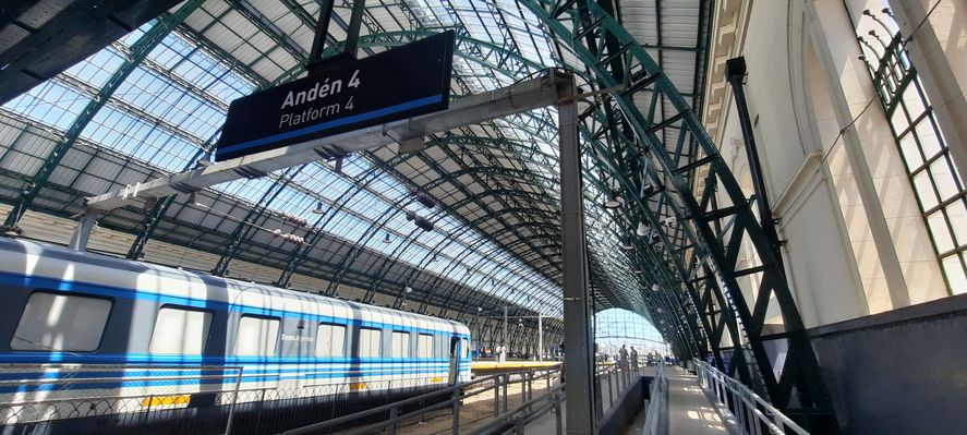 La renovada estación de trenes de la ciudad de La Plata. Las imágenes de esta nota fueron tomadas con un Motorola Moto Edge 30.
