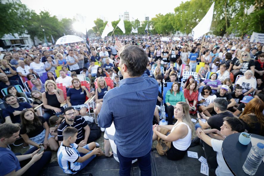 Axel Kicillof ante la militancia en La Plata