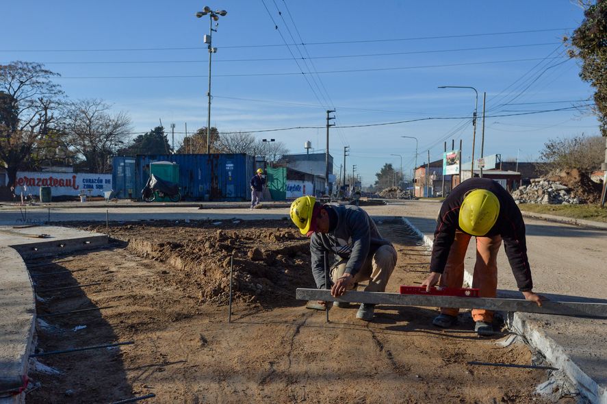Axel Kicillof visitó Berazategui con una batería de obras