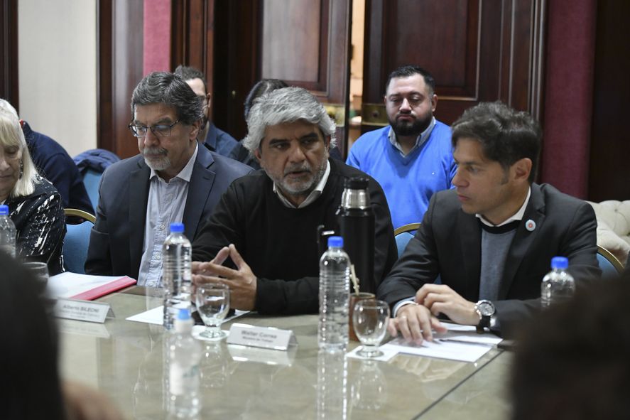 Los ministros Walter Correa (Trabajo) y Alberto Sileoni (Educación) junto al gobernador durante la mesa de negociación.