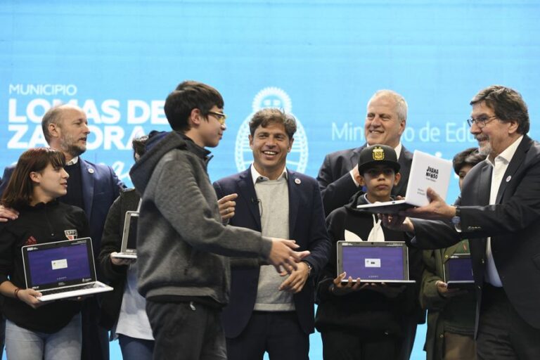 Lomas de Zamora: Axel Kicillof y Jaime Perczyk entregaron netbooks a estudiantes