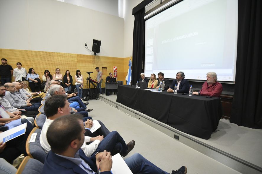 El gobernador Axel Kicillof analizó la compleja situación energética en el mundo en el marco de un congreso en la UNLP.