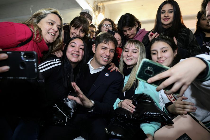 Mucho feeling. Así definieron en Calle 6 la cercanía de Axel Kicillof con los jóvenes bonaerenses. Mucho feeling. Así definieron en Calle 6 la cercanía de Axel Kicillof con los jóvenes bonaerenses.