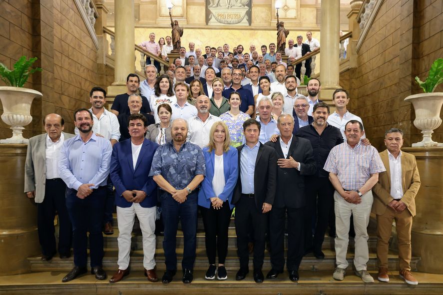 Axel Kicillof y los más de 80 intendentes peronistas de la provincia de Buenos Aires