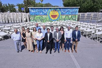 Con respaldo intendentista, Axel Kicillof entregó material escolar a días del inicio de clases