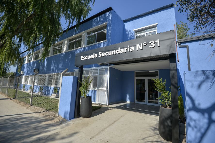 El gobernador Axel Kicillof cortó la cinta de la escuela 134 de su gestión y comenzó a entregar las computadoras del Conectar Igualdad provincial.
