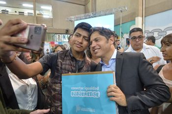 Axel Kicillof continúa entregando computadoras en la Provincia.