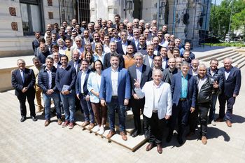 aspirando a conquistar el voto radical, sergio massa y axel kicillof recibieron a sus intendentes en la plata