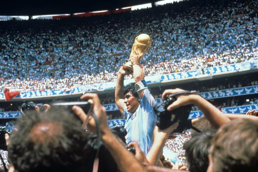 Coronado de gloria: el sorteo del 86´enfrentó a Argentina con Bulgaria, Corea del Sur e Italia.