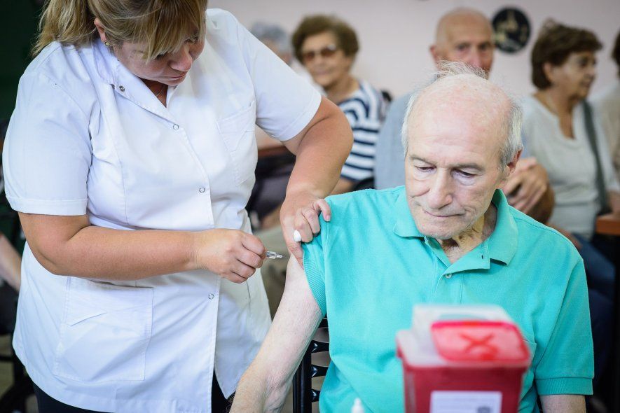 Vacunación: las personas mayores de 70 años serán inmunizadas esta semana