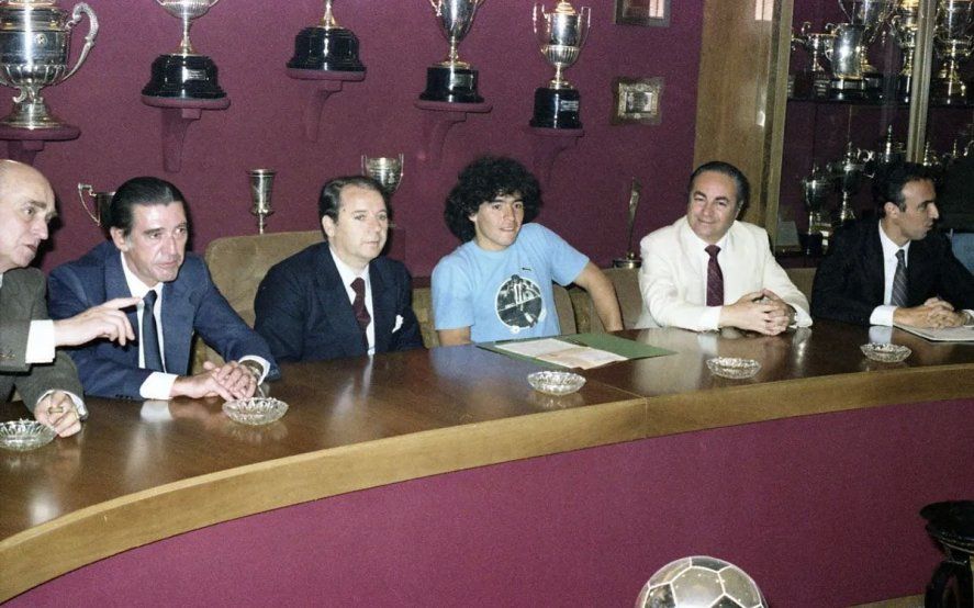 Historia pura: Maradona firmando su contrato con el Barca con Casaus cerca.