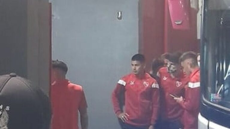 Independiente: barras en el vestuario y “Moyano nunca más”