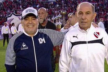 El 10 con su ídolo: Maradona siempre mostró su devoción por Bochini.