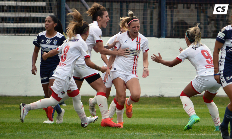 Milagros Cortés grita su gol, el segundo de Estudiantes en el Clásico Platense.