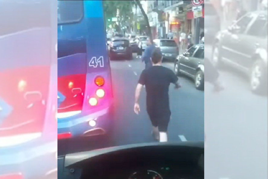 El conductor al que la Agencia Nacional de Seguridad Vial le suspendió la Licencia de Conducir es residente de Lanús. Mirá el video del violento hecho.