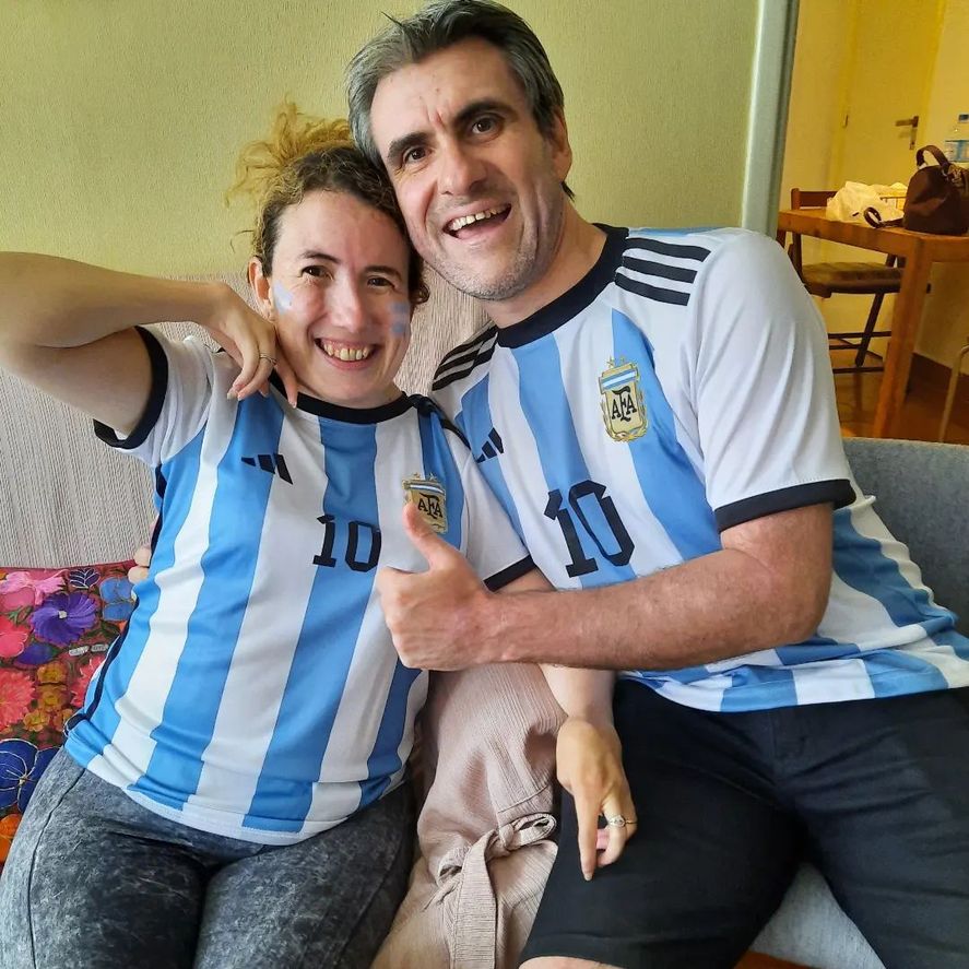 Daniela junto a su pareja, Jonatan, aprovecharon la fiebre mundialista para hacer un video concientizando acerca de los derechos de las personas con discapacidad.
