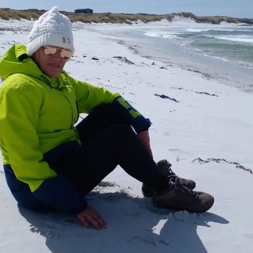 Mirian en la playa Surf Bay, Islas Malvinas, a días de correr su próxima Maratón. 