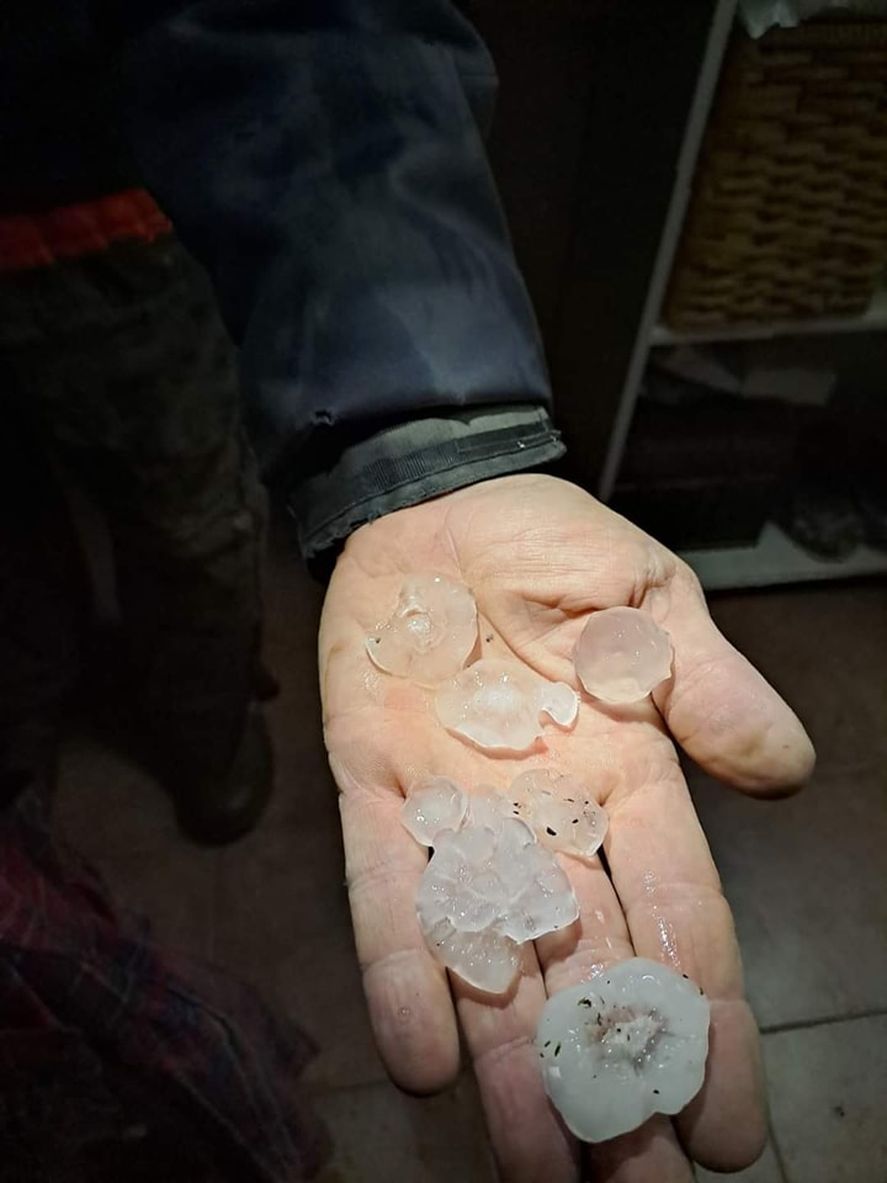 Este martes Sierra de la Ventana fue afectada por un temporal con vientos, granizo y fuertes tormentas que causaron destrozos. Mirá las imágenes.