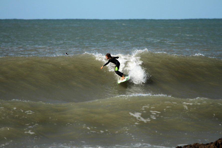 Simón Siri: 9 años, 1,40 dominando las olas provinciales. (Crédito: Canty Ramos).