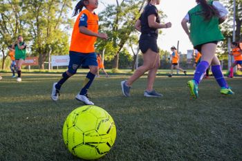 el futbol femenino a las escuelas: conoce el convenio para intregrarlo a educacion fisica