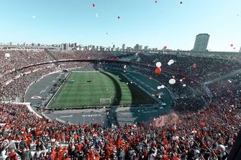 El impactante marco del Monumental. Hubo varios estadios en lo que el aforo parecio sobrepasado.
