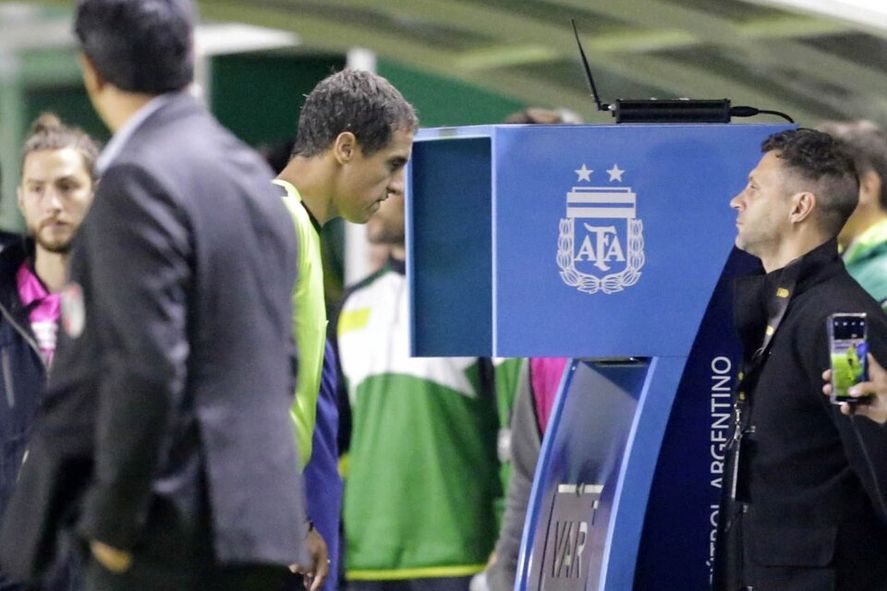 La polémica por los audios del VAR crece en la Liga Profesional.