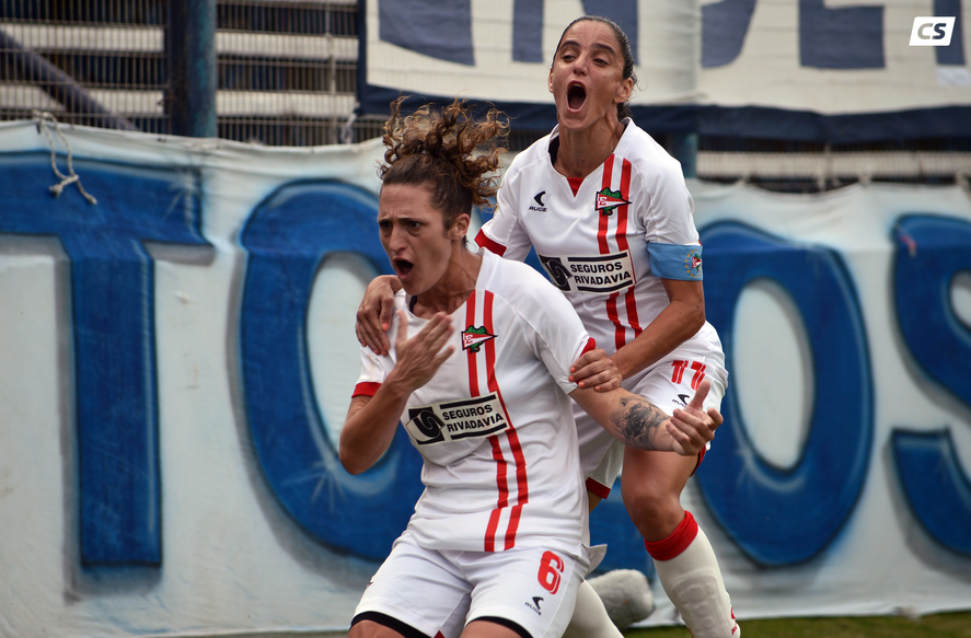 Laura Sampedro grita la apertura del marcador en el Bosque.
