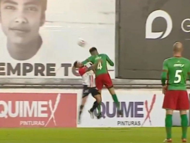 El momento del codazo de Callegari a Fredes en Chacarita-Agropecuario por la Primera Nacional. Fútbol