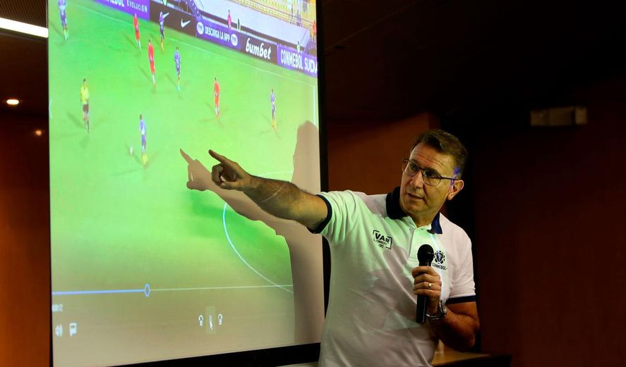 Seneme el encargado de explicarle a los árbitros cómo utilizar el VAR para Conmebol.