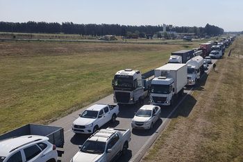 ruta 9: varado por un piquete, rompio el guardarrail