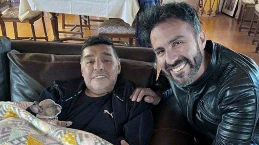 Diego Maradona y el neurocirujano Leopoldo Luque. La investigación buscará saber su hubo negligencia por parte de los encargados de su salud.