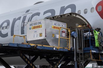 vacunas: llegan mas de 160 mil dosis de pfizer destinadas a jovenes